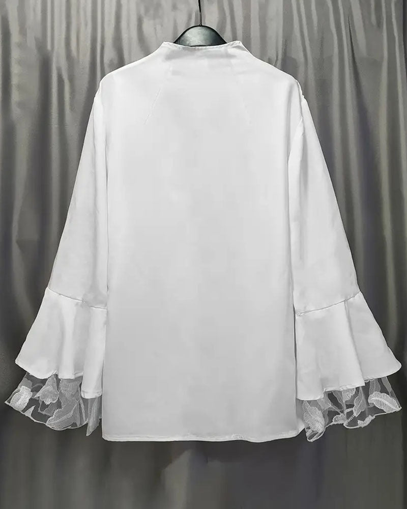 Sofia – Moderiktig spetsblus med vid ärm - Stockholm-Select